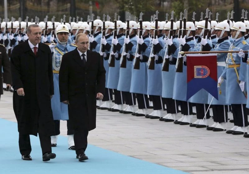 Tổng thống Thổ Nhĩ Kỳ bay sang Nga gặp Putin ảnh 1 Tổng thống Thổ Nhĩ Kỳ Recep Tayyip Erdogan (trái) và Tổng thống Nga Vladimir Putin duyệt binh quân đội tại Ankara (Thổ Nhĩ Kỳ) năm 2014.