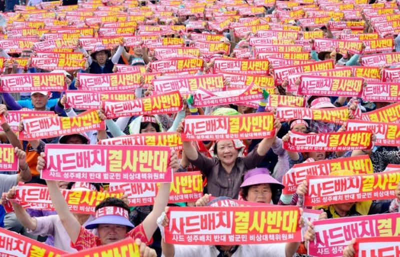 Người dân Hàn Quốc biểu tình phản đối triển khai hệ thống tên lửa THAAD trên đất Hàn Quốc. 