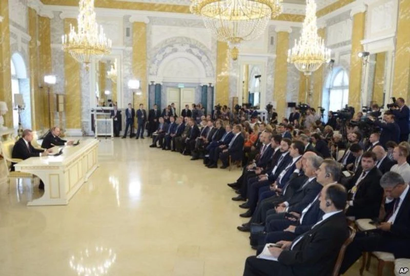 Tổng thống Nga Putin (thứ hai từ trái qua) và Tổng thống Thổ Nhĩ Kỳ Erdogan (trái) họp báo tại Nga ngày 9-8. 
