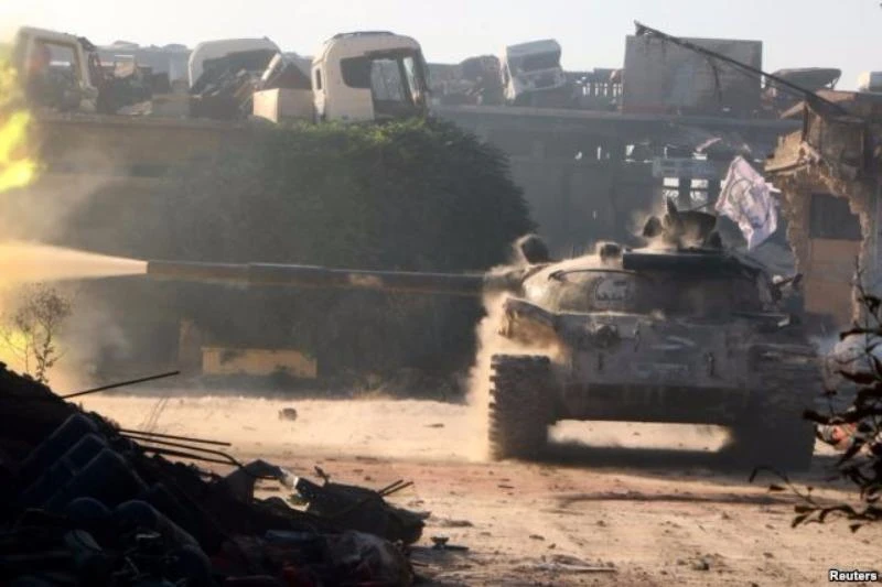 Xe tăng phe nổi dậy Syria bị bắn cháy ở TP Aleppo (Syria) ngày 2-8. 