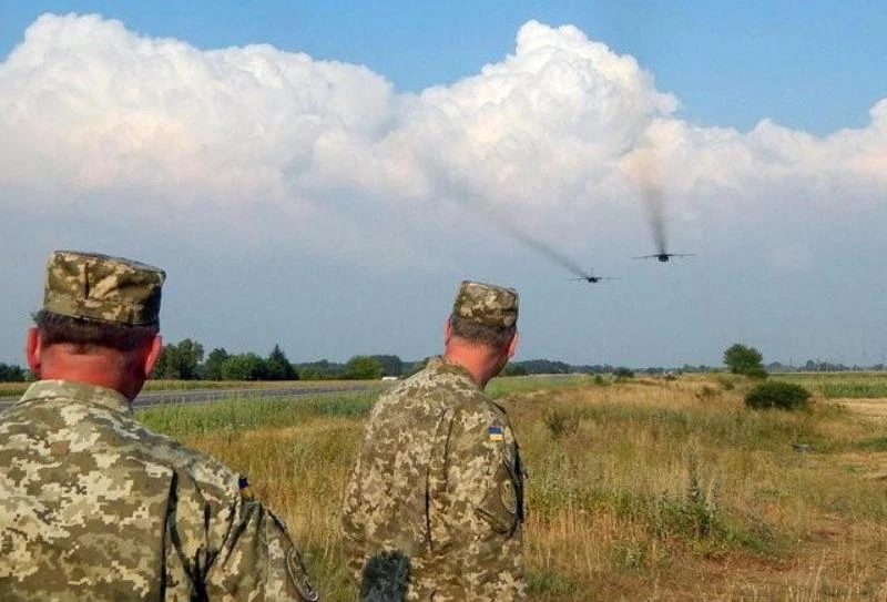 Binh sĩ Ukraine trong một cuộc tập trận với máy bay ném bom Sukhoi Su-24 ở vùng Rivne (Ukraine) ngày 10-8. 