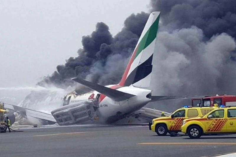 Chiếc máy bay Boeing 777 của hãng Emirates bốc cháy sau khi hạ cánh bằng bụng xuống sân bay Dubai ngày 3-8.
