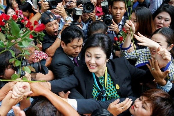Cựu Thủ tướng Yingluck Shinawatra được người ủng hộ chào đón khi đến Tòa Tối cao ngày 5-8 trong vụ kiện bất cẩn trong chương trình trợ cấp lúa gạo. 