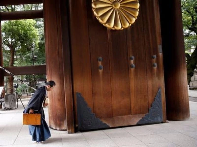Một người Nhật hành lễ khi đến viếng đền Yasukuni trong ngày 15-8, kỷ niệm ngày Nhật đầu hàng đồng minh trong chiến tranh thế giới thứ hai. 