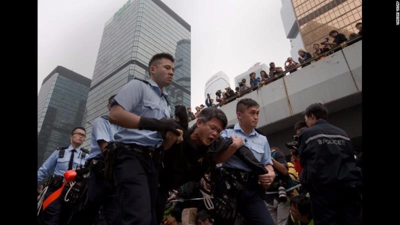 Một người biểu tình bị bắt trong cuộc biểu tình Hong Kong năm 2014.