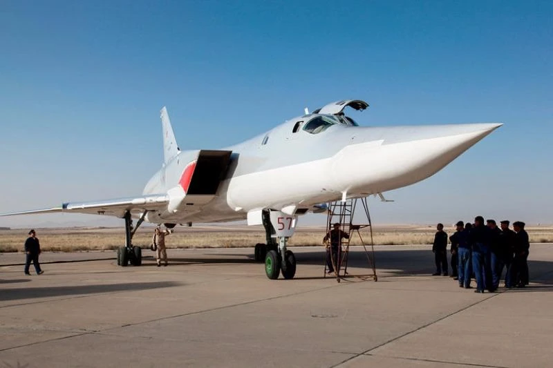 Máy bay ném bom Tu-22M3 của Nga trên đường băng căn cứ không quân của Iran ngày 15-8. 