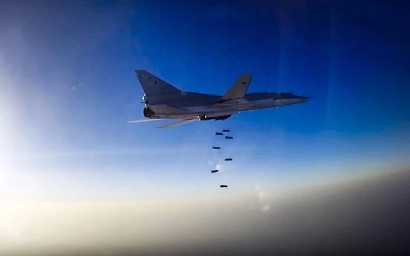 Máy bay ném bom Tu-22M3 của Nga ném bom trên bầu trời Aleppo ngày 16-8. 