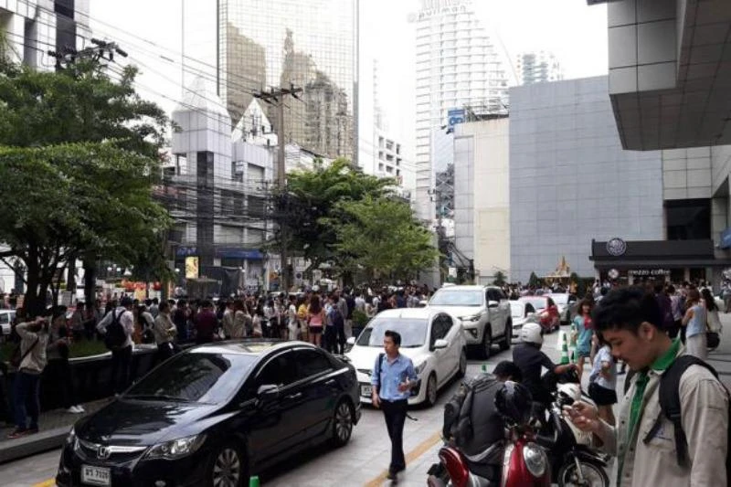 Người dân Bangkok (Thái Lan) chạy ra đường vì nhà cửa rung lắc do động đất ở Myanmar ngày 24-8. 