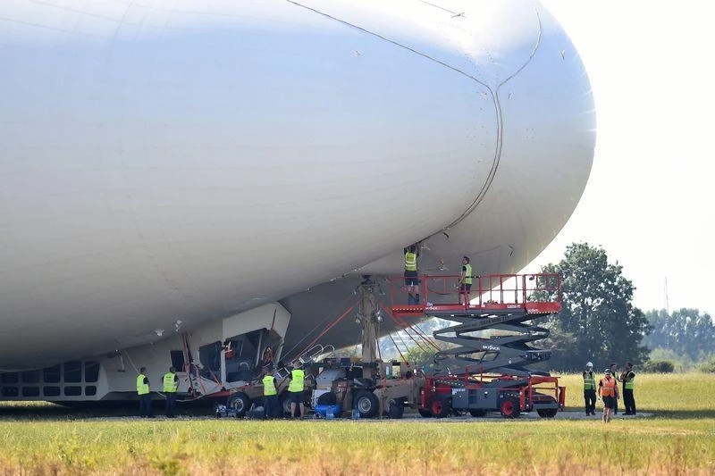 Chiếc Airlander được sửa chữa trên đường băng sân bay Cardington ở TP Bedfordshire (Anh) sau cú hạ cánh bằng mũi trong lần bay thử thứ 2 ngày 24-8. 