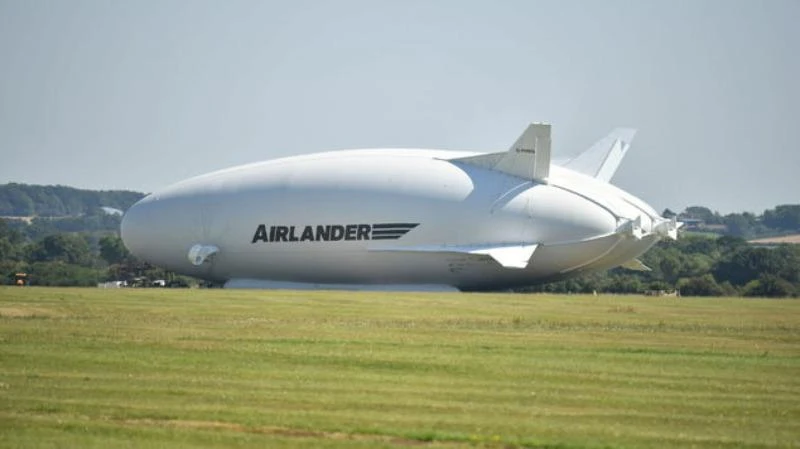 Chiếc Airlander nằm trên đường băng sân bay Cardington ở TP Bedfordshire (Anh) sau cú hạ cánh bằng mũi trong lần bay thử thứ 2 ngày 24-8. 