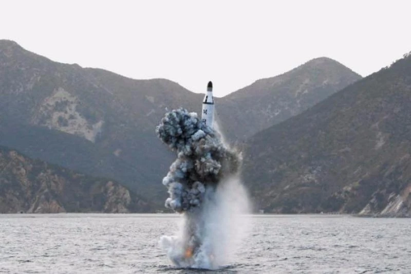 Hình ảnh một lần phóng tên lửa đạn đạo từ tàu ngầm của Triều Tiên do KCNA công bố ngày 24-4.