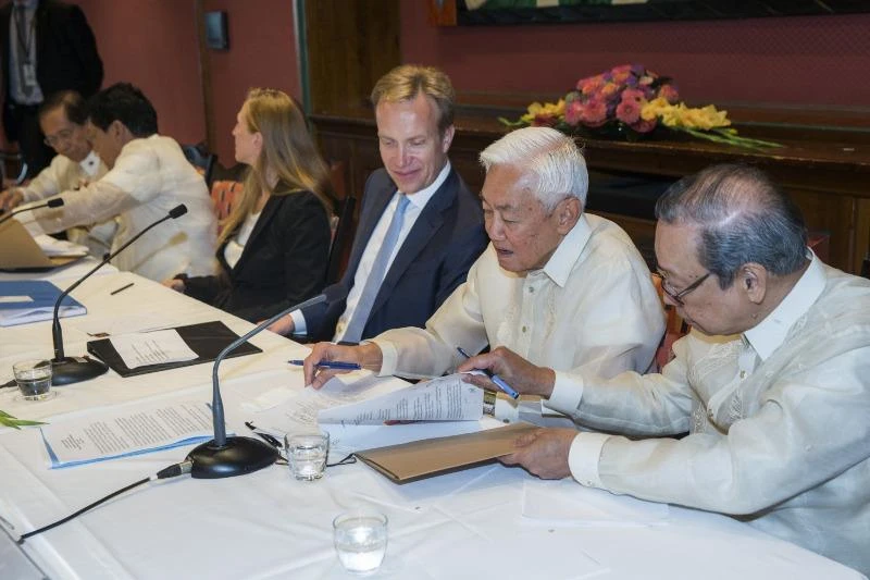 Đại diện chính phủ Philippines Jesus Dureza (thứ hai từ trái qua), Ngoại trưởng NaUy Boerge Brende (giữa), đại diện nhóm phiến quân Maoist Luis Jalandoni (thứ hai từ phải qua) trong buổi ký thỏa thuận ngừng bắn vô thời hạn ngày 26-8 tại NaUy. 