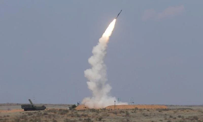Hệ thống tên lửa phòng không S-300 phóng tên lửa trong một lần tập trận ở tỉnh Astrakhan (miền nam Nga) ngày 7-8.