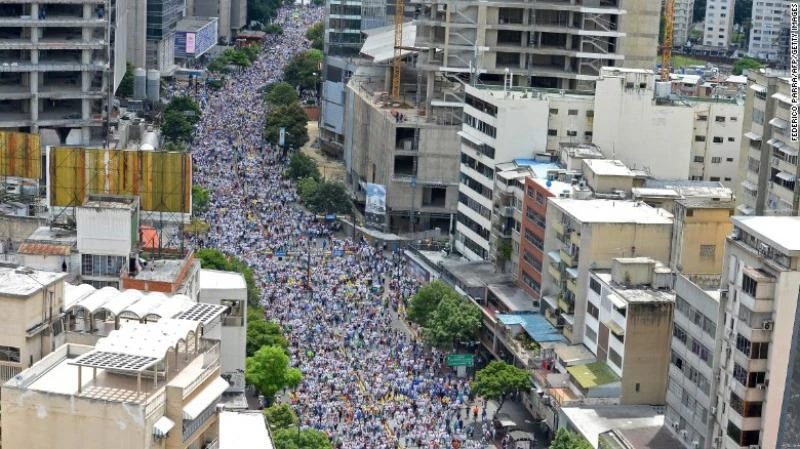 Người dân ken dày đường phố Caracas trong cuộc đại biểu tình Tiếp quản Caracas ngày 1-9. 