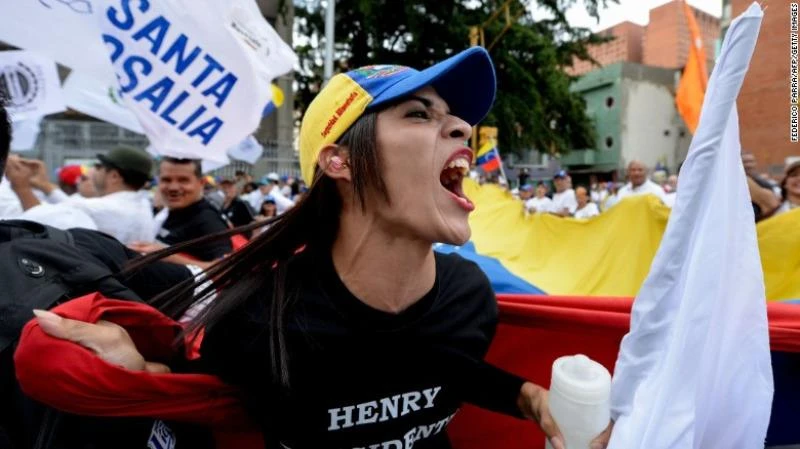 Người dân Venezuela xuống đường biểu tình vì mất kiên nhẫn với những khó khăn kinh tế của đất nước khiến họ phải chịu đựng thiếu hụt thực phẩm, thuốc men trong 2 năm nay. 