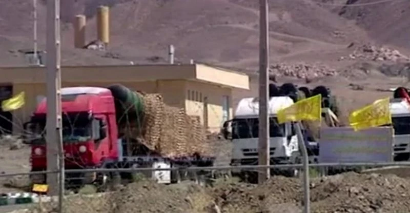 Xe tải bên ngoài cơ sở hạt nhân Fordo của Iran.