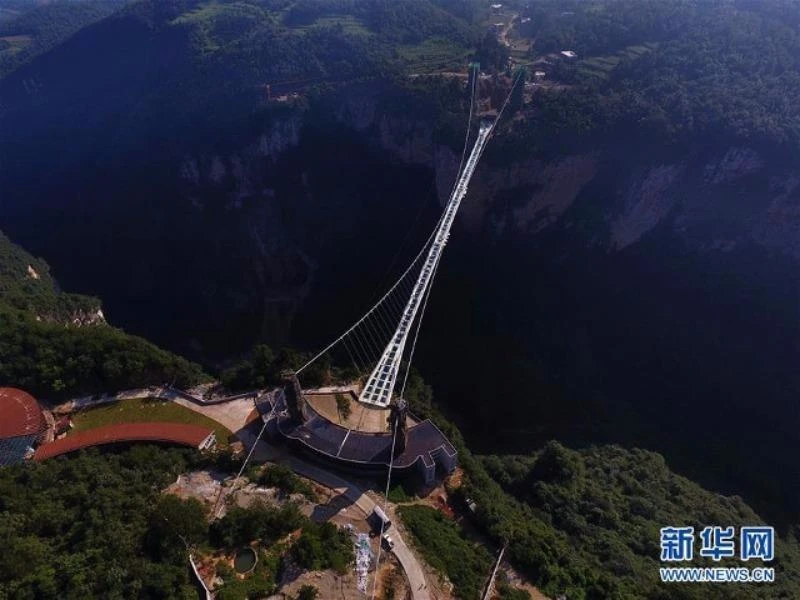 Với chiều dài 420m, ở độ cao 300m, cầu kính Trương Gia Giới được xem là cây cầu kính dài nhất và cao nhất thế giới.