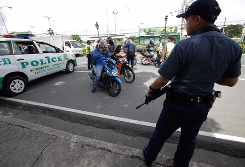 ảnh sát Philippines tuần tra đường phố nam Manila ngày 5-9 sau khi Tổng thống Duterte tuyên bố tình trạng khẩn cấp. 