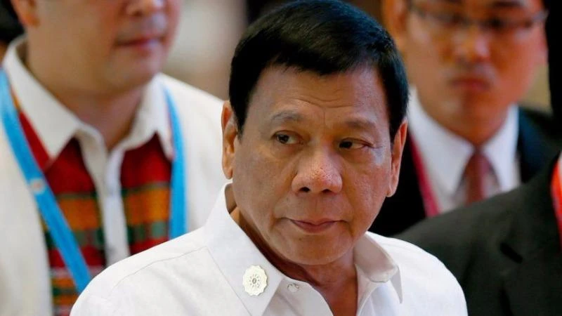 Duterte hối tiếc vì lỡ miệng với Obama ảnh 1 Tổng thống Duterte đến Trung tâm Hội nghị Quốc gia tại Vientiane (Lào) cho các cuộc gặp song phương với các lãnh đạo ASEAN bên lề hội nghị thượng đỉnh ASEAN ngày 6-9.