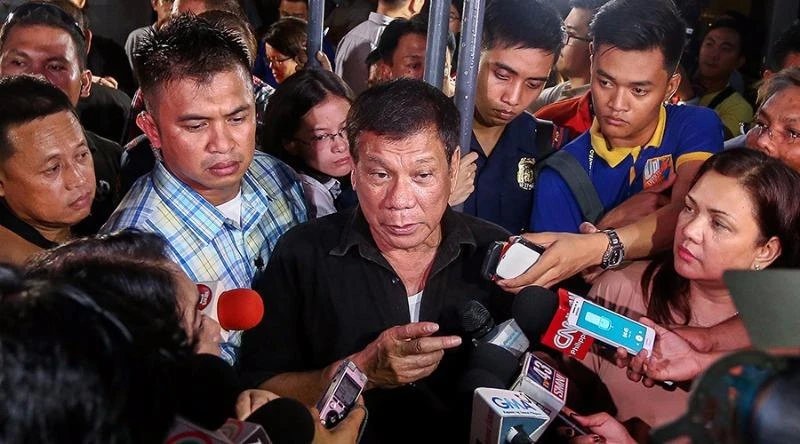 Ông Duterte trả lời báo chí về cuộc truy quét tội phạm ma túy hồi tháng 7. Mọi ánh mắt đang đổ dồn về Tổng thống Rodrigo Duterte tại hội nghị ASEAN ở Lào. 