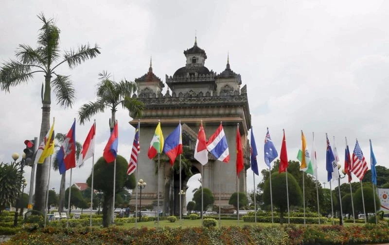 Cờ các nước ASEAN và đối tác tung bay tại Vientiane (Lào). 