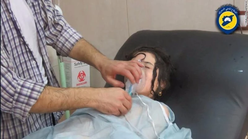 Một bé gái được cấp cứu do bom khí độc clo ở Aleppo ngày 6-9. 