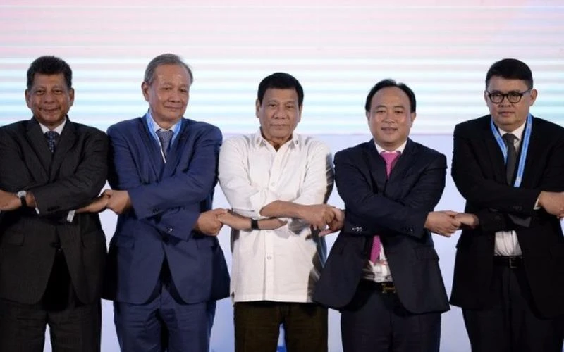 Tổng thống Duterte lạc lõng khi đứng cùng với các lãnh đạo ASEAN khác trong ngày hội nghị 6-9. 