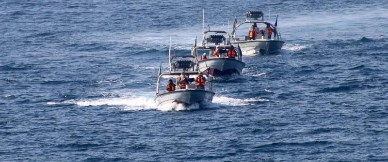 Ba tàu hải quân nhỏ của Iran trong một tình huống đối đầu với tàu khu trục Mỹ USS Nitze gần eo biển Hormuz ngày 23-8, khiến tàu Mỹ phải bắn súng cảnh cáo. 