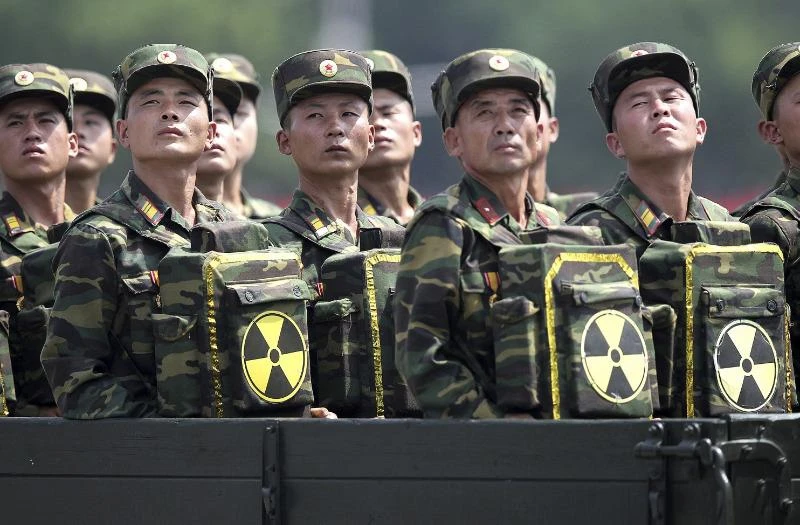Lính Triều Tiên mang ba lô có biểu tượng hạt nhân trong một sự kiện diễu hành kỷ niệm 60 năm ngừng bắn chiến tranh Triều Tiên. 