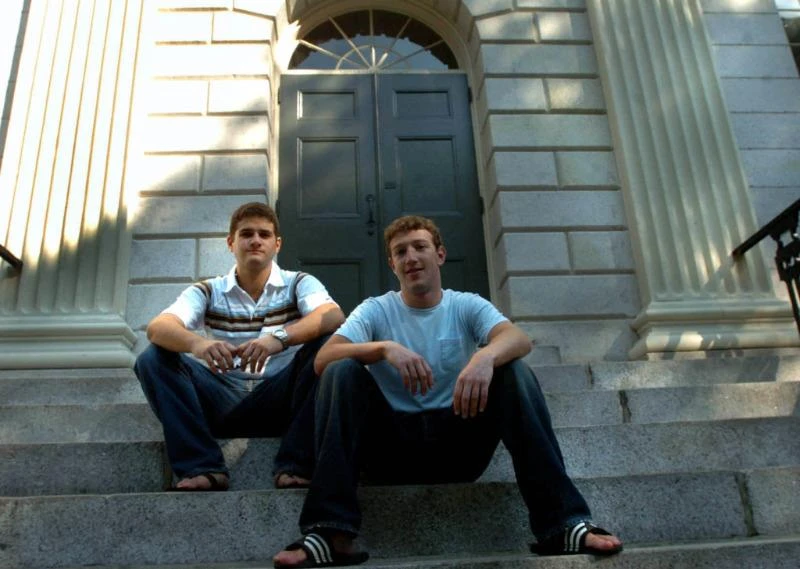 Hai bạn thân và đồng sáng lập Facebook Dustin Moskovitz (trái) và Mark Zuckerberg. Moskovitz 