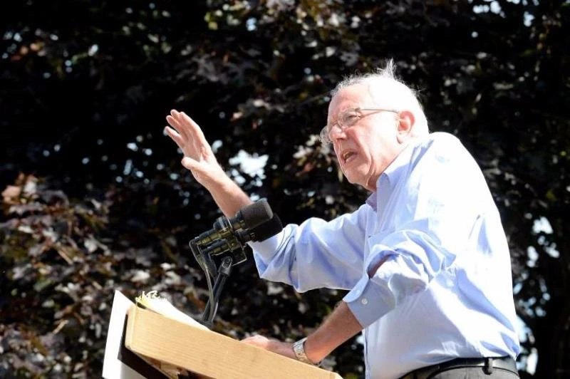 Liệu Thượng nghị sĩ Bernie Sanders sẽ thay thế bà Clinton? 