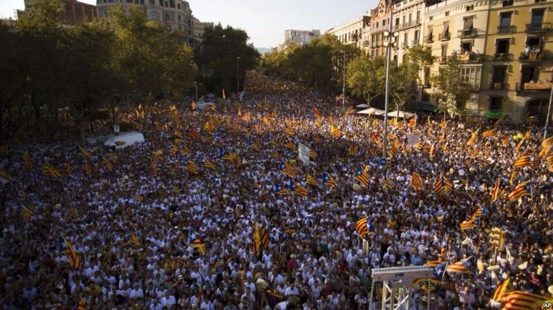 Hàng trăm ngàn người biểu tình ở Barcelona đòi Catalonia độc lập khỏi Tây Ban Nha ngày 11-9-2016.