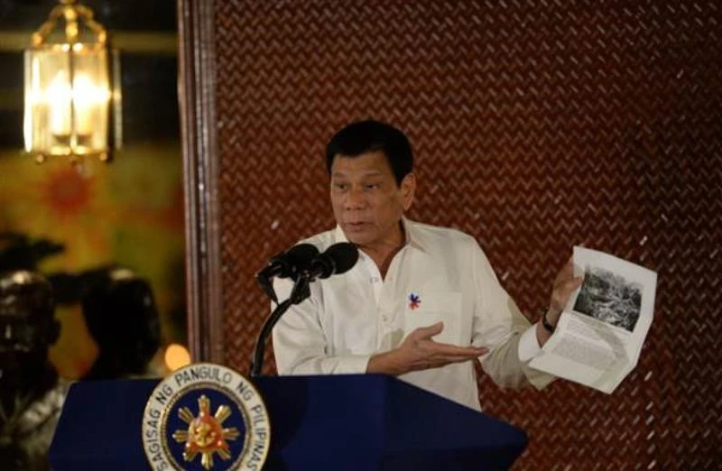 Tổng thống Duterte trưng hình ảnh và chỉ trích lính Mỹ giết hại người Hồi giáo trong quá trình xâm chiếm Philippines đầu thế kỷ 20. 