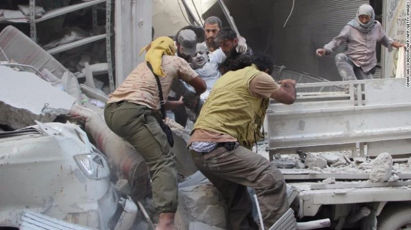 Nạn nhân được cứu từ đống đổ nát sau vụ không kích ở TP Idlib (tỉnh Idlib) ngày 10-9. 