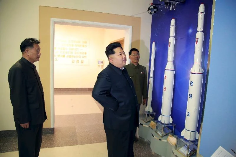 Lãnh đạo Triều Tiên Kim Jong-un thị sát Trung tâm Chỉ huy và Kiểm soát Phát triển vệ tinh quốc gia ngày 3-5-2015. 