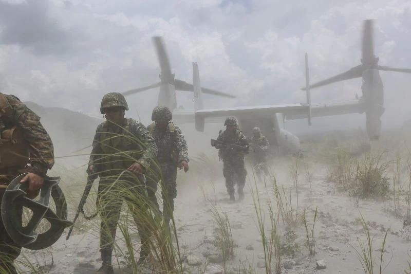 Thủy quân lục chiến Mỹ rời khỏi máy bay MV-22B Osprey tại căn cứ quân sự Crow Valley của Philippines trong một cuộc tập trận ngày 6-8. 