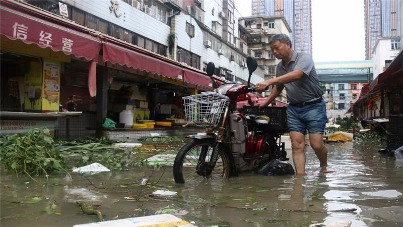 Đường phố Hạ Môn ngập nước sau khi siêu bão Meranti đổ bộ vào ngày 15-9. 