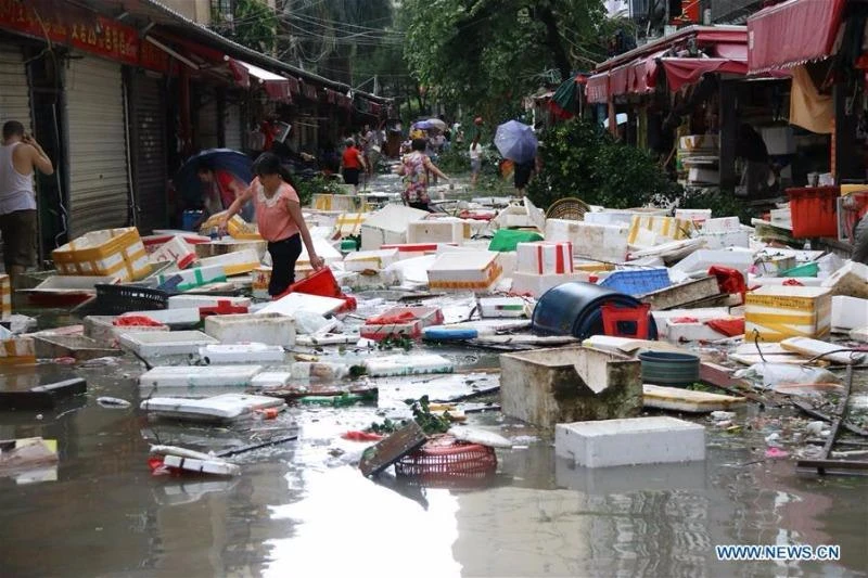 Quang cảnh đường phố Hạ Môn sau khi bị siêu bão Meranti càn qua ngày 15-9. 