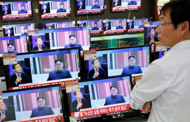 Một nhân viên bán hàng điện máy ở Seoul (Hàn Quốc) xem bản tin nói về vụ thử hạt nhân thứ 5 của Triều Tiên. 