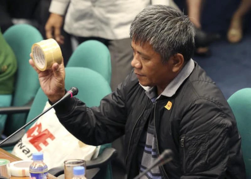Ông Duterte từng lập đội xử tử 1.000 người ở Davao? ảnh 2 Nhân chứng Edgar Matobato mô tả phương pháp xử tử tội phạm trong cuộc điều trần trước Thượng viện Philippines ngày 15-9.