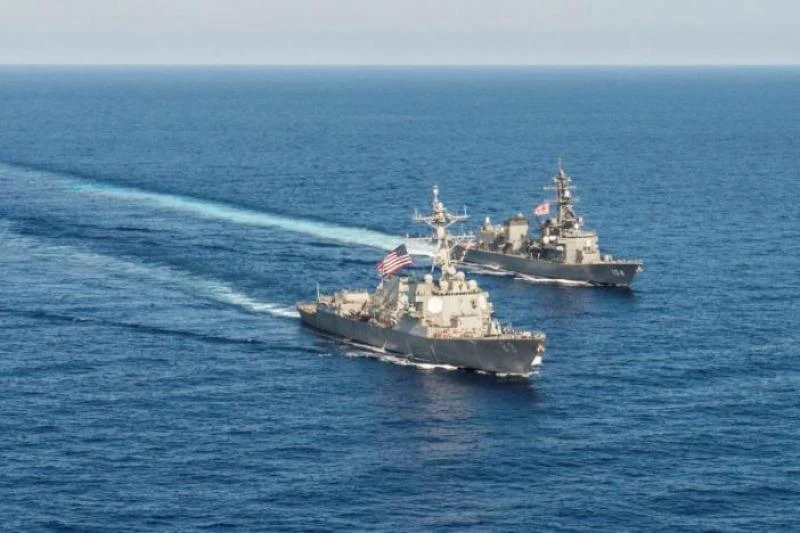 Tàu khu trục tên lửa USS Mustin lớp Arleigh Burke của Mỹ và tàu JS Kirisame thuộc Lực lượng phòng vệ hàng hải Nhật trong một cuộc tập trận song phương trên biển Đông ngày 21-4-2015.
