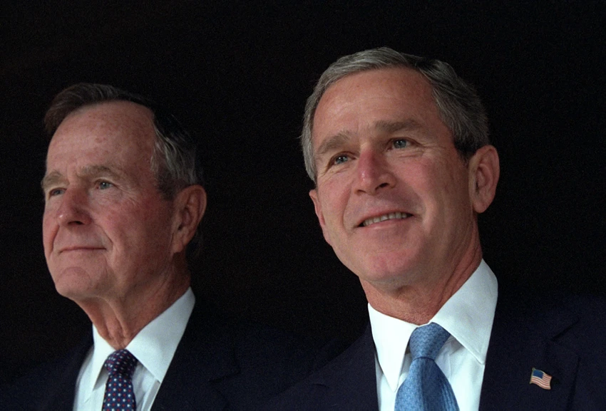 Cả Tổng thống Bush cha (trái) và Bush con đều không tham dự đại hội đảng Cộng hòa ở Cleveland, nơi Trump chính thức được đề cử làm ứng viên tổng thống Cộng hòa. 