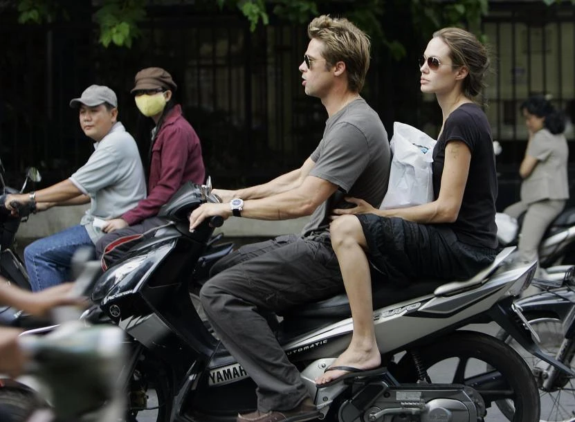 Pitt và Jolie trên đường phố TP.HCM ngày 23-11-2006. 