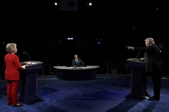 Ông Trump bị bà Clinton dồn vào thế phải tự vệ.