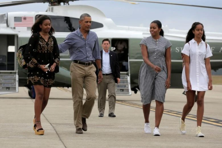 Gia đình Tổng thống Obama tại sân bay quân sự Cape Cod (bang Massachusetts) ngày 21-8-2016. 