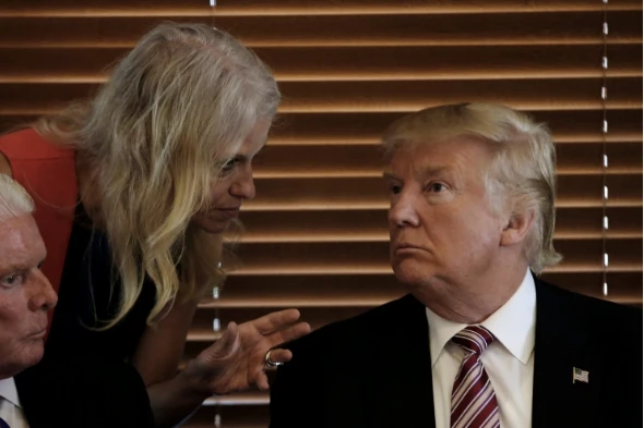 Bà Conway và ông Trump trai đổi trong một sự kiện tranh cử ở Ohio (Mỹ) ngày 5-9. 