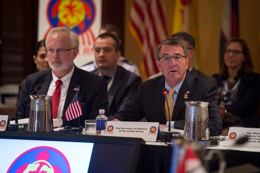 Bộ trưởng Quốc phòng Mỹ Ash Carter (bàn đầu bên phả) tại cuộc hội đàm với các bộ trưởng quốc phòng ASEAN ngày 30-9 tại Hawaii. 