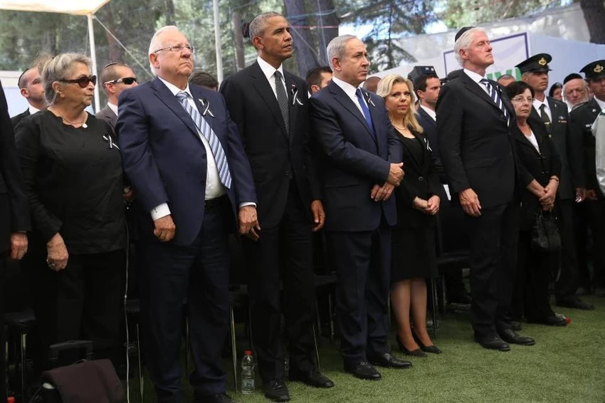 Tổng thống Obama (thứ 3 từ bên trái) và cựu Tổng thống Clinton (thứ 6 từ bên trái) tại lễ tang cựu Tổng thống Israel Peres ở Jerusalem ngày 30-9.