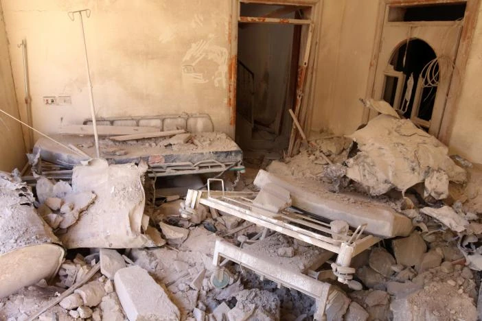 Mỹ, Nga ngưng đối thoại và hợp tác tại Syria ảnh 1 Một bệnh viện ở khu vực phe nổi dậy kiểm soát ở Aleppo bị không kích tàn phá.