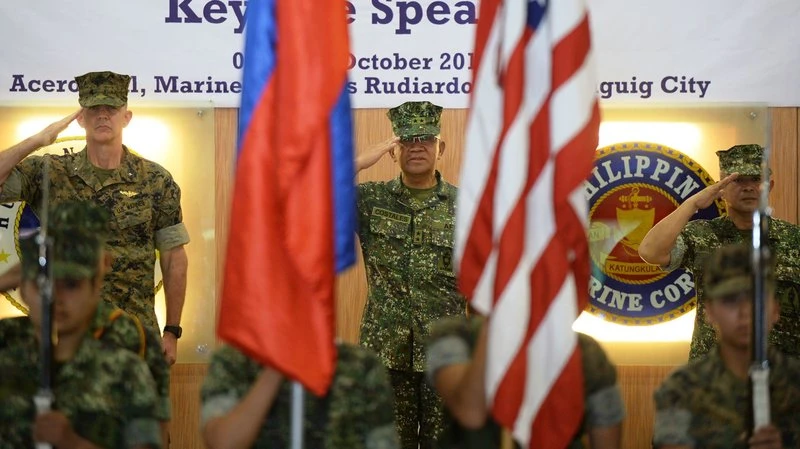 Tướng hải quân Mỹ và Philippines trong buổi lễ khai mạc cuộc tập trận chung ngày 4-10 tại Manila. Ông Duterte tuyên bố đây là cuộc tập trận chung cuối cùng giữa hai nước. 